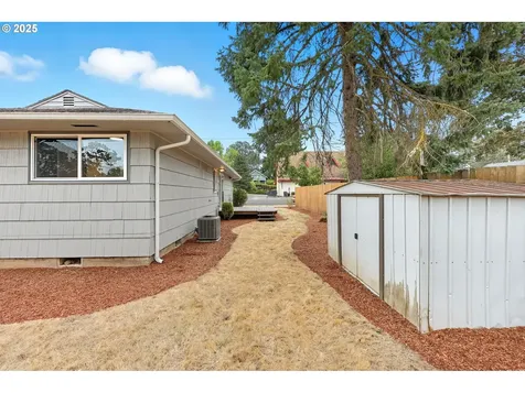 305 W Hereford Street Gladstone OR 97027