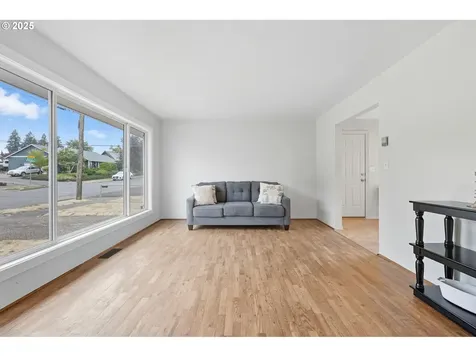 305 W Hereford Street Gladstone OR 97027