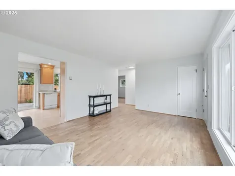 305 W Hereford Street Gladstone OR 97027