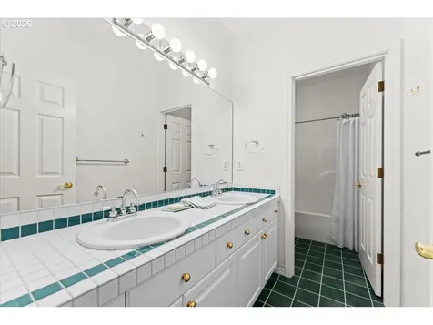 12431 SW 55th Place Portland OR 97219