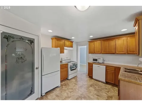 1023 18th Street Myrtle Point OR 97458