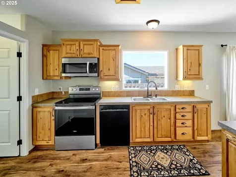 1015 Oak Street Silverton OR 97381