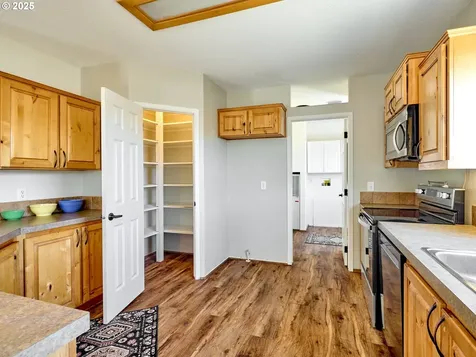 1015 Oak Street Silverton OR 97381
