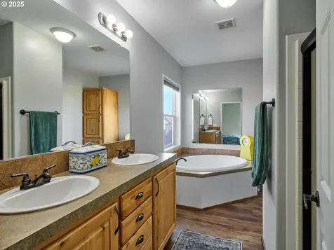 1015 Oak Street Silverton OR 97381