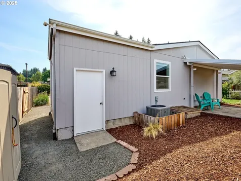 1015 Oak Street Silverton OR 97381