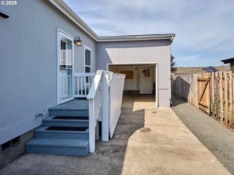 1015 Oak Street Silverton OR 97381