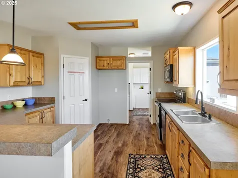 1015 Oak Street Silverton OR 97381