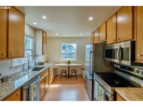 8729 SE Washington Street Portland OR 97216