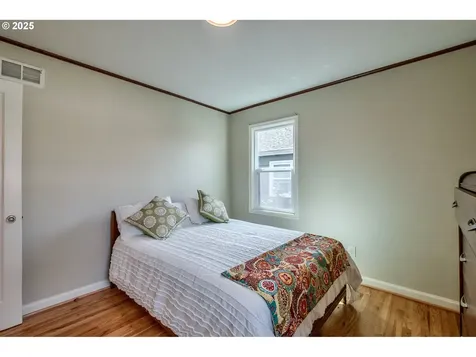 8729 SE Washington Street Portland OR 97216