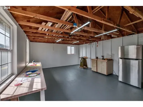 8729 SE Washington Street Portland OR 97216