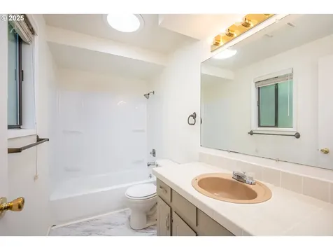 595 S 68th Place Springfield OR 97478