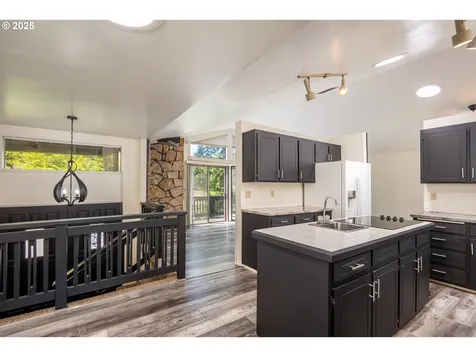 595 S 68th Place Springfield OR 97478