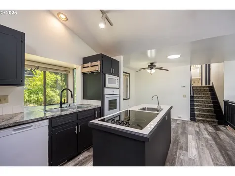 595 S 68th Place Springfield OR 97478
