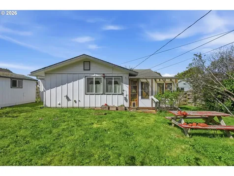 1621 Grant Street North Bend OR 97459
