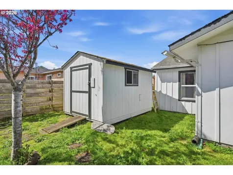 1621 Grant Street North Bend OR 97459
