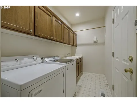 983 NE Rogahn Street Hillsboro OR 97124