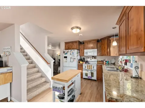 890 SE Thompson Avenue Winston OR 97496