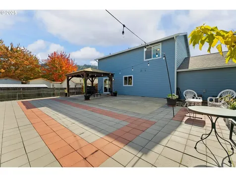 890 SE Thompson Avenue Winston OR 97496