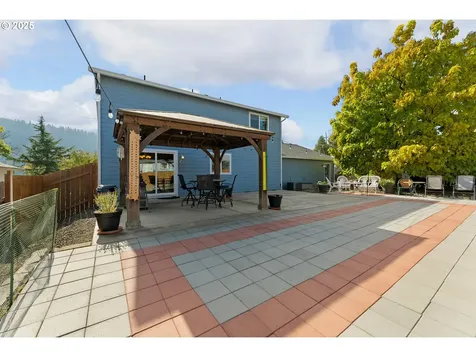 890 SE Thompson Avenue Winston OR 97496