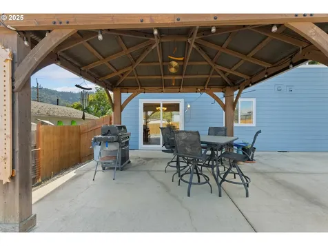 890 SE Thompson Avenue Winston OR 97496