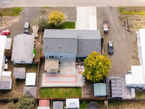 890 SE Thompson Avenue Winston OR 97496