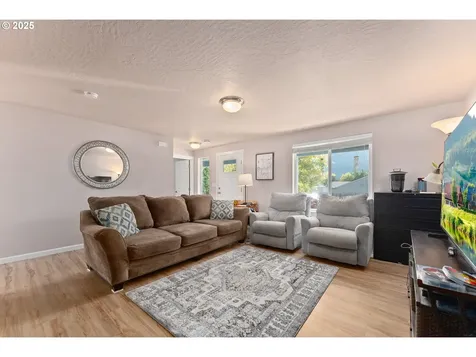 890 SE Thompson Avenue Winston OR 97496