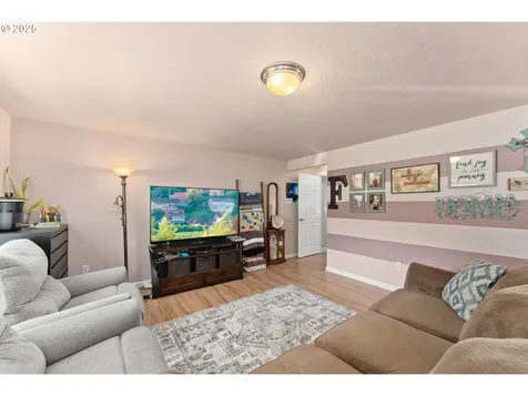 890 SE Thompson Avenue Winston OR 97496