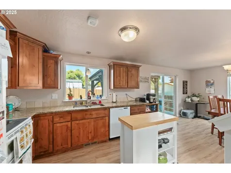 890 SE Thompson Avenue Winston OR 97496