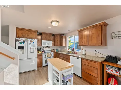 890 SE Thompson Avenue Winston OR 97496