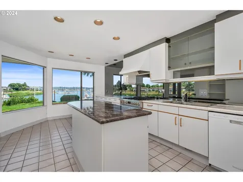 513 N Tomahawk Island Drive Portland OR 97217