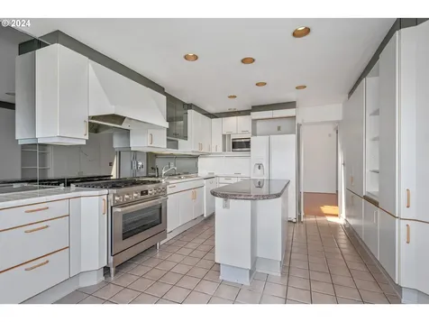 513 N Tomahawk Island Drive Portland OR 97217
