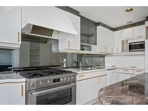 513 N Tomahawk Island Drive Portland OR 97217
