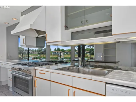 513 N Tomahawk Island Drive Portland OR 97217
