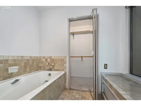513 N Tomahawk Island Drive Portland OR 97217