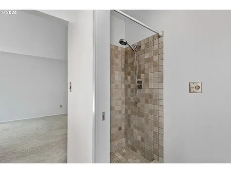 513 N Tomahawk Island Drive Portland OR 97217