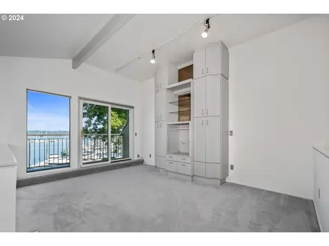 513 N Tomahawk Island Drive Portland OR 97217