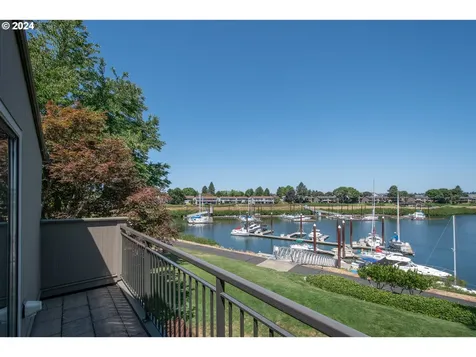 513 N Tomahawk Island Drive Portland OR 97217
