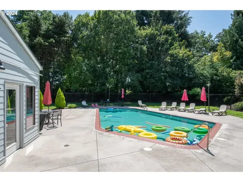513 N Tomahawk Island Drive Portland OR 97217