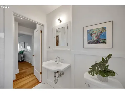 5826 N Moore Avenue Portland OR 97217