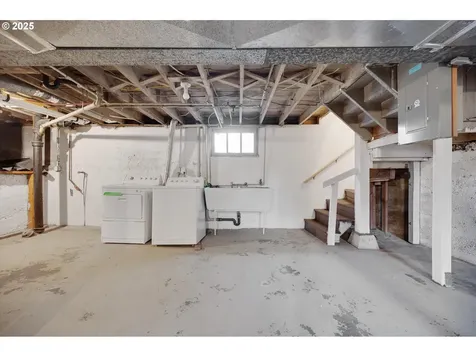 5826 N Moore Avenue Portland OR 97217