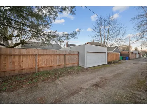 5826 N Moore Avenue Portland OR 97217