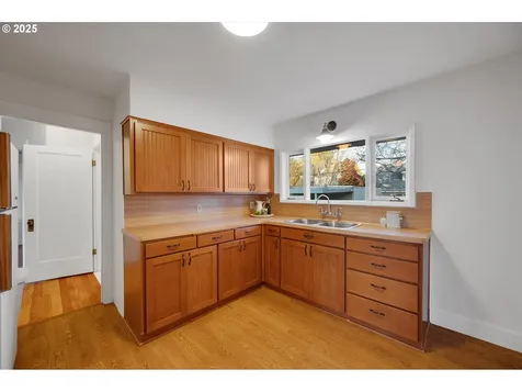 5826 N Moore Avenue Portland OR 97217