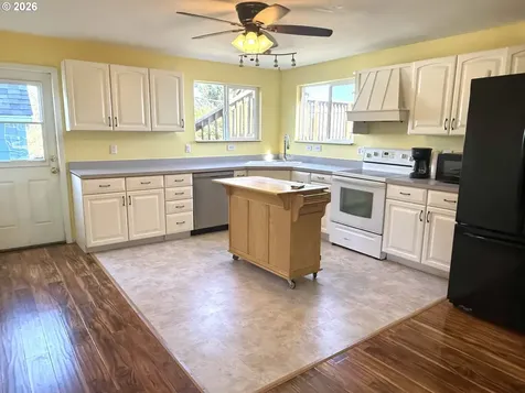 584 Exchange Street North Bend OR 97459