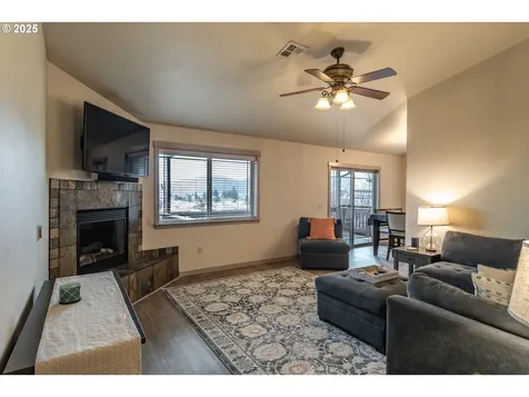 1858 NE Sunset Street Roseburg OR 97470