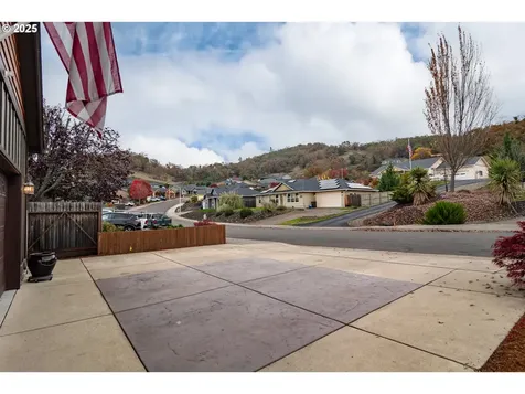 1858 NE Sunset Street Roseburg OR 97470