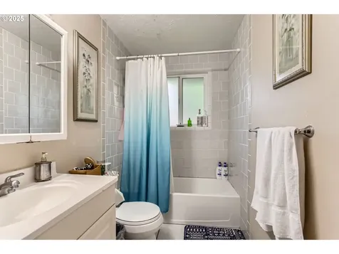 9042 N Chautauqua Place Portland OR 97217