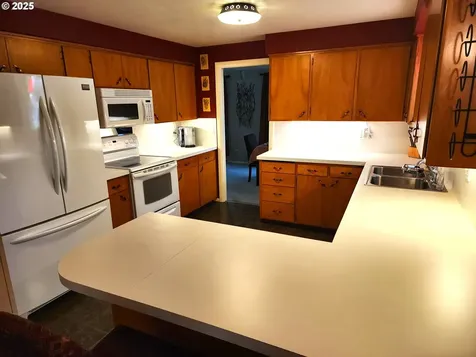 843 Tivoli Avenue Eugene OR 97404