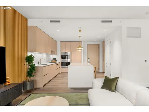 550 SW 10th Avenue Portland OR 97205
