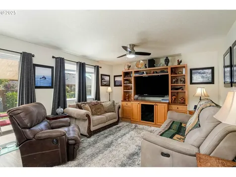 3202 Oxford Street Woodburn OR 97071