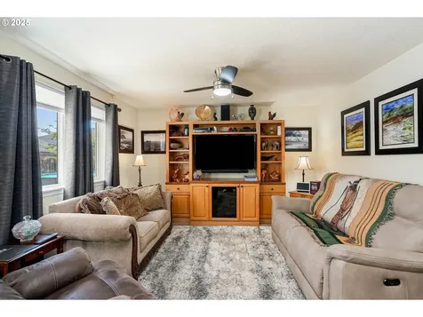 3202 Oxford Street Woodburn OR 97071